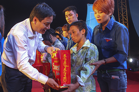 ຕໍ່ກຳລັງແຮງໃຫ້ຊາວໜຸ່ມກຳມະກອນ